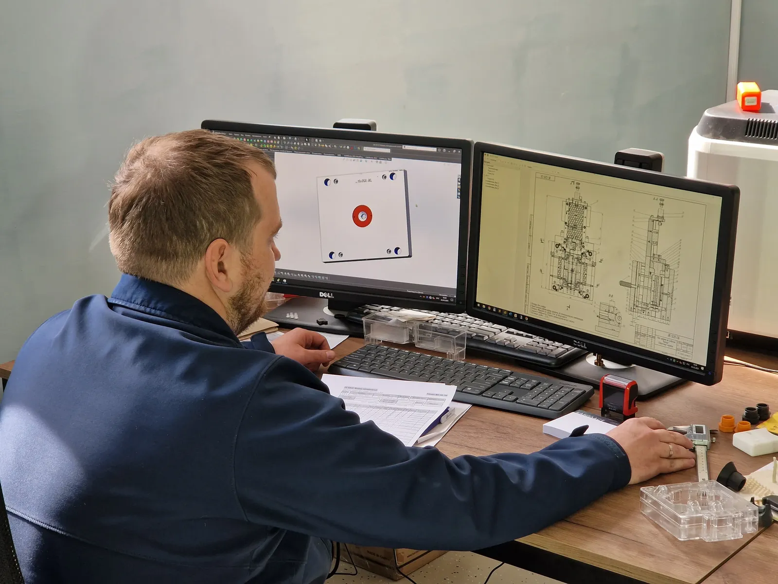 Инженер КАНПЛАСТ проектирует пресс-форму по 3D-модели и чертежу